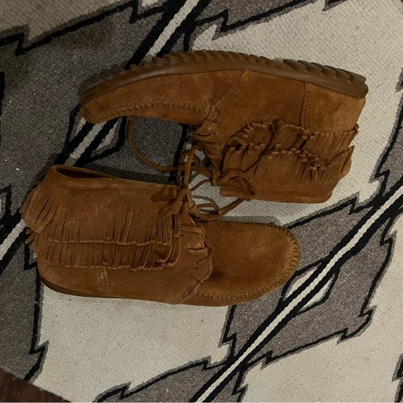 Minnetonka Lace-up Fringe Booties, size 8 - Picture 4 of 8